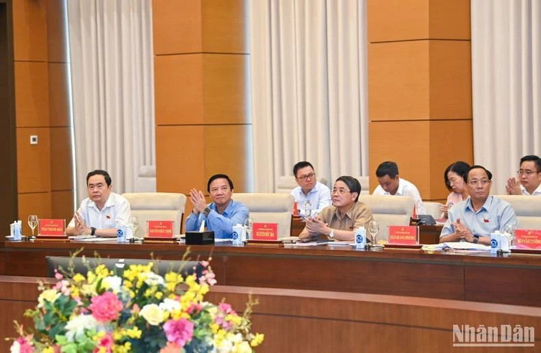 El vicepresidente de la AN Tran Thanh Man y otros subtitulares del órgano legislativo en la reunión. El vicepresidente de la AN Tran Thanh Man y otros subtitulares del órgano legislativo en la reunión.