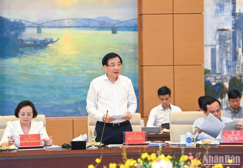 El ministro y presidente de la Oficina del Gobierno, Tran Van Son, presenta un informe en la reunión. El ministro y presidente de la Oficina del Gobierno, Tran Van Son, presenta un informe en la reunión.
