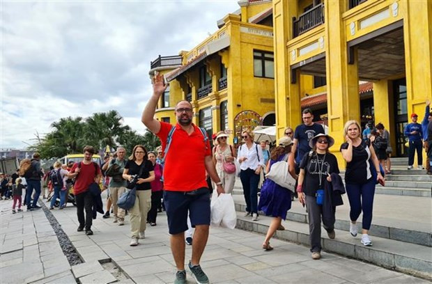 Visitantes extranjeros en el puerto internacional de cruceros de Ha Long. (Foto: VNA)