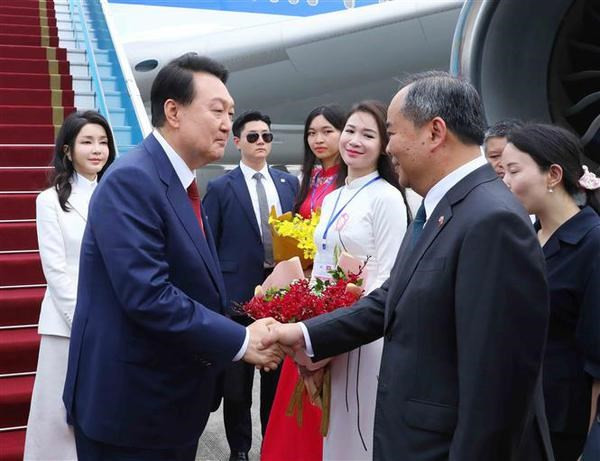 El presidente de Corea del Sur, Yoon Suk Yeol, llega a Vietnam. (Foto: VNA) El presidente de Corea del Sur, Yoon Suk Yeol, llega a Vietnam. (Foto: VNA)