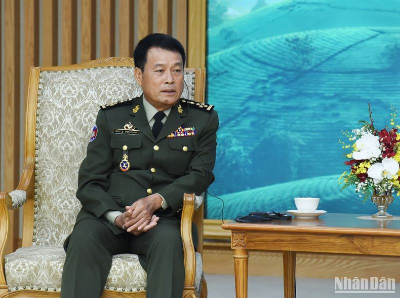 El general Vong Pisen, comandante en jefe de las Fuerzas Armadas Reales de Camboya, habla en el encuentro. El general Vong Pisen, comandante en jefe de las Fuerzas Armadas Reales de Camboya, habla en el encuentro.