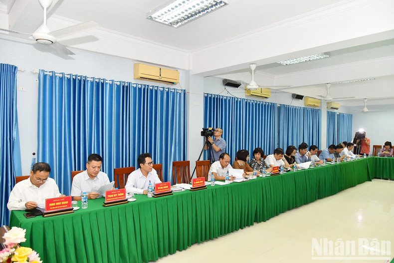 Dinh Nhu Hoan, redactor subjefe de Nhan Dan, junto con otros representantes del diario Nhan Dan en la ceremonia de firma. Dinh Nhu Hoan, redactor subjefe de Nhan Dan, junto con otros representantes del diario Nhan Dan en la ceremonia de firma.