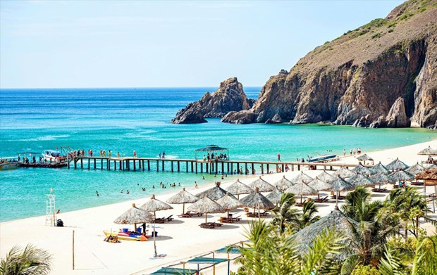 Turistas a la isla de Ky Co, provincia de Quy Nhon (Fuente: VNA) Turistas a la isla de Ky Co, provincia de Quy Nhon (Fuente: VNA)