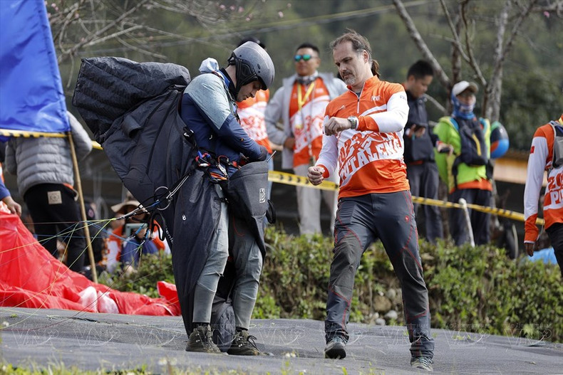 Los pilotos extranjeros preparan su equipo de vuelo antes de la salida. (Foto: Revista Vietnam)