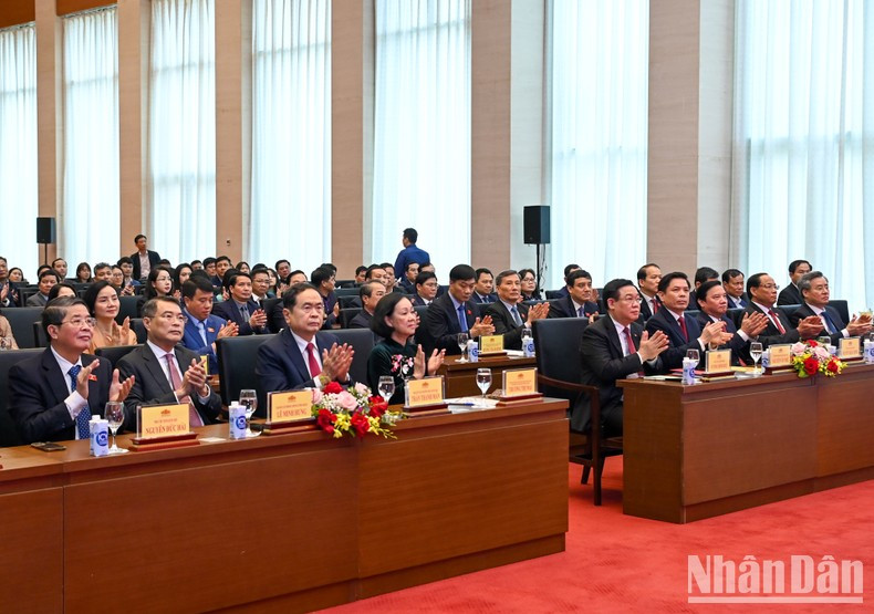 El presidente de la AN, Vuong Dinh Hue, y otros dirigentes del Partido, del Estado y del Partido en el acto.