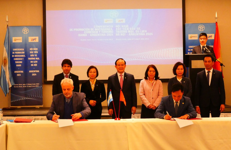 Representantes empresariales de los dos países firman acuerdos de cooperación. (Foto: VNA)