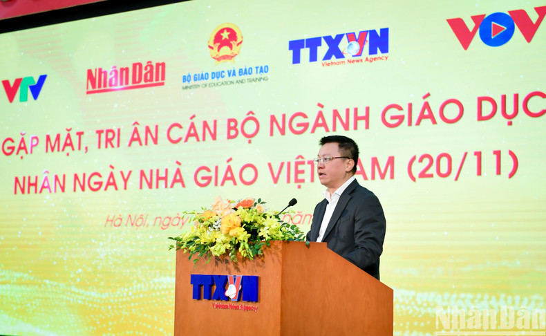 Le Quoc Minh, subjefe de la Comisión de Comunicación y Educación del Comité Central del Partido Comunista de Vietnam, presidente-editor del periódico Nhan Dan y titular de la Asociación de Peridotitas del país, pronuncia el discurso de apertura.