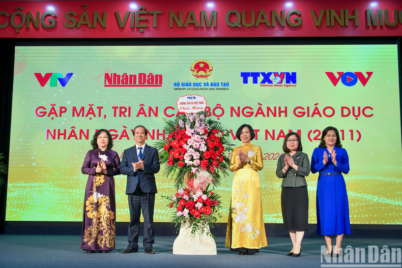 Los líderes de la VNA entregan flores a los trabajadores del sector educativo.