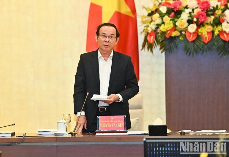 El secretario del Comité del PCV en Ciudad Ho Chi Minh, Nguyen Van Nen, habla en la reunión. El secretario del Comité del PCV en Ciudad Ho Chi Minh, Nguyen Van Nen, habla en la reunión.