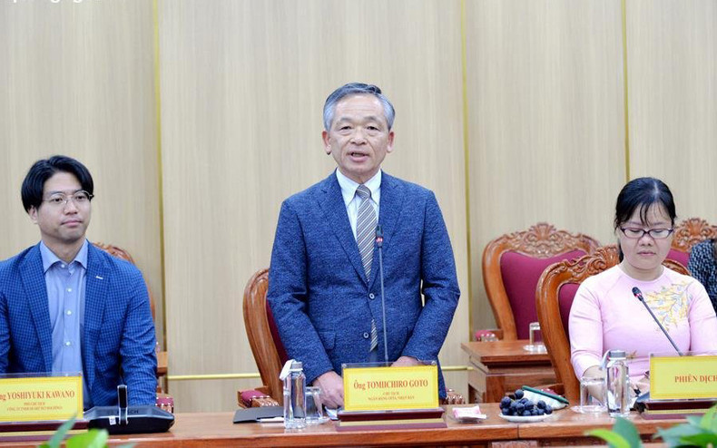 El presidente de la junta directiva y director del Banco de Oita, Tomiichiro Goto, interviene en la reunión. (Foto: baoquangngai.vn) El presidente de la junta directiva y director del Banco de Oita, Tomiichiro Goto, interviene en la reunión. (Foto: baoquangngai.vn)