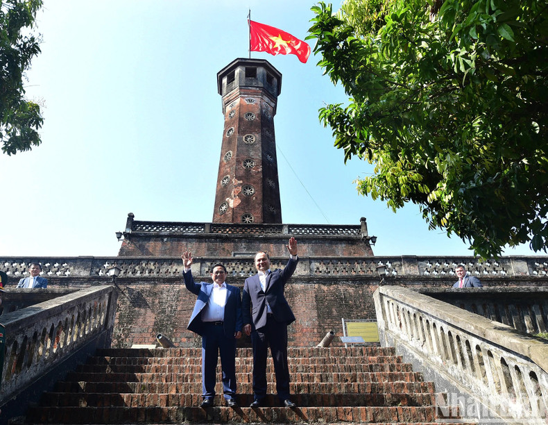 Los dos primeros ministros se toman una foto juntos bajo la Torre de la Bandera de Hanói.