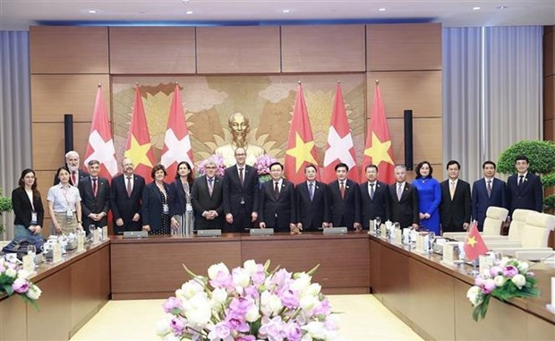 El presidente de la Asamblea Nacional (Parlamento) de Vietnam, Vuong Dinh Hue, el titular del Consejo Nacional (Cámara Baja) de Suiza, Martin Candinas, y delegados. (Foto: VNA) El presidente de la Asamblea Nacional (Parlamento) de Vietnam, Vuong Dinh Hue, el titular del Consejo Nacional (Cámara Baja) de Suiza, Martin Candinas, y delegados. (Foto: VNA)