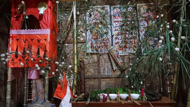 El pueblo Dao Tien cuelga pinturas frente el “árbol de la cosecha” (Fotografía: dantocmiennui.vn)