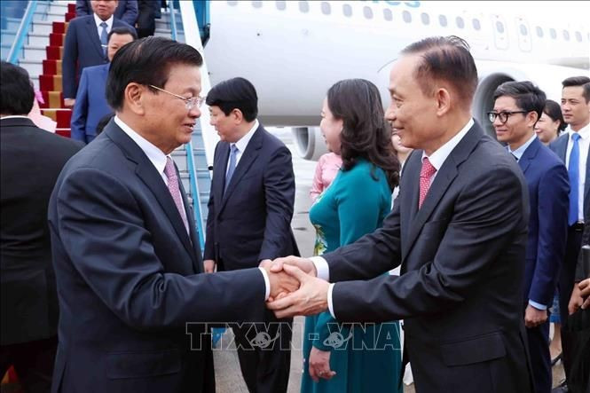Le Hoai Trung, secretario del Comité Central del PCV y jefe de su Comisión de Relaciones Exteriores, recibe al líder partidista y presidente de Laos, Thongloun Sisoulith, y a su esposa en el aeropuerto internacional de Noi Bai. (Foto: VNA)