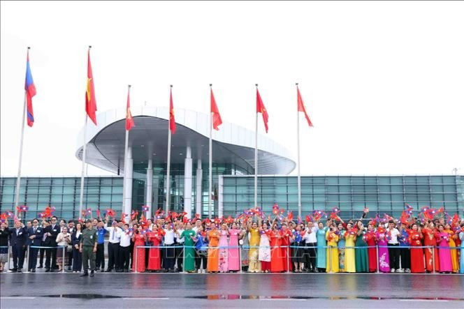 Los ciudadanos de Hanói saludan al máximo líder laosiano, a su esposa y a una delegación de alto rango del Partido y el Estado de Laos en su visita de Estado a Vietnam. (Foto: VNA)