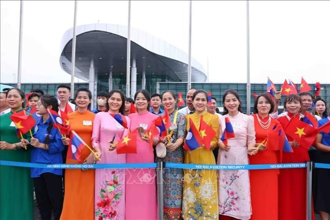 Los ciudadanos de Hanói dan la bienvenida al máximo líder laosiano, a su esposa y a una delegación de alto rango del Partido y el Estado de Laos en su visita de Estado a Vietnam. (Foto: VNA)