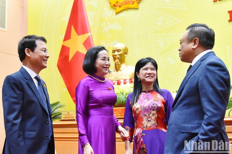 La vicepresidenta de la ANV, Nguyen Thi Thanh, y el presidente del Comité Popular de Hanói, Tran Sy Thanh, dialogan con los delegados.
