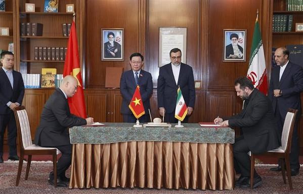 El presidente de la Asamblea Nacional, Vuong Dinh Hue, presencia la ceremonia de firma de un acuerdo de cooperación entre las Agencias de Promoción Comercial de Vietnam y de Irán. (Foto: VNA) El presidente de la Asamblea Nacional, Vuong Dinh Hue, presencia la ceremonia de firma de un acuerdo de cooperación entre las Agencias de Promoción Comercial de Vietnam y de Irán. (Foto: VNA)