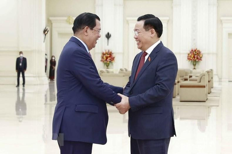 El presidente de la AN de Vietnam, Vuong Dinh Hue, se entrevista con el primer ministro camboyano, Samdech Techo Hun Sen. (Fotografía: VNA) El presidente de la AN de Vietnam, Vuong Dinh Hue, se entrevista con el primer ministro camboyano, Samdech Techo Hun Sen. (Fotografía: VNA)