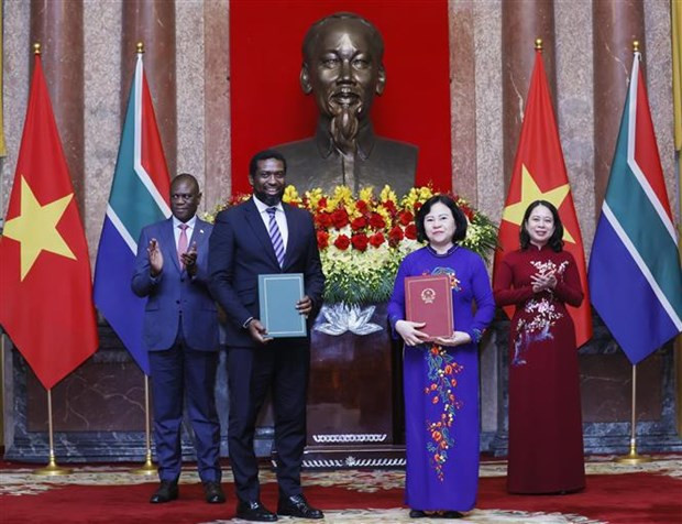 Ambos dirigentes presencian la entrega de un memorando de entendimiento sobre cooperación en educación superior entre los dos gobiernos. (Foto: VNA) Ambos dirigentes presencian la entrega de un memorando de entendimiento sobre cooperación en educación superior entre los dos gobiernos. (Foto: VNA)