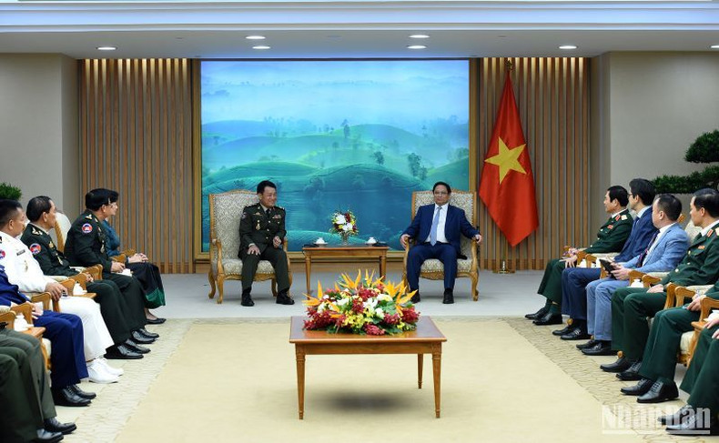 El premier vietnamita recibe al general Vong Pisen, jefe de las Fuerzas Armadas Reales de Camboya y los delegados que lo acompañan. El premier vietnamita recibe al general Vong Pisen, jefe de las Fuerzas Armadas Reales de Camboya y los delegados que lo acompañan.