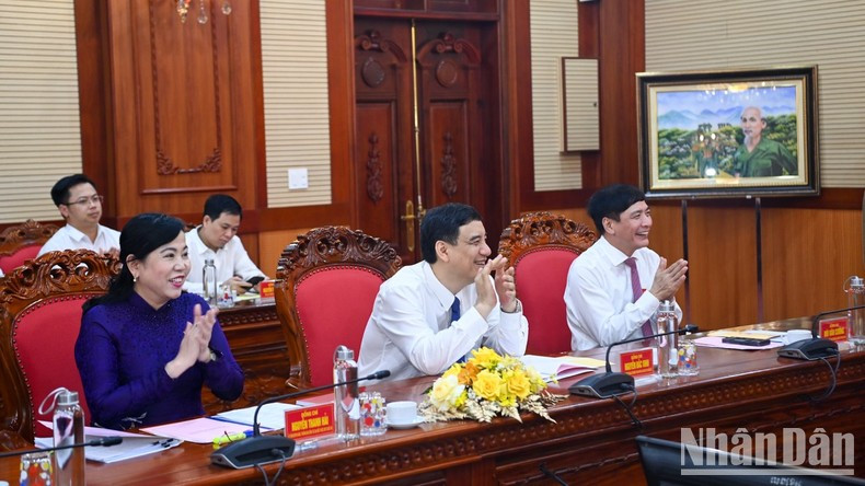 El secretario general de la AN y presidente de su Oficina, Bui Van Cuong; el jefe de la Comisión de Cultura y Educación de la AN, Nguyen Dac Vinh; y la jefa de la Comisión de Asuntos de Delegados del órgano legislativo, Nguyen Thanh Hai, en la reunión.