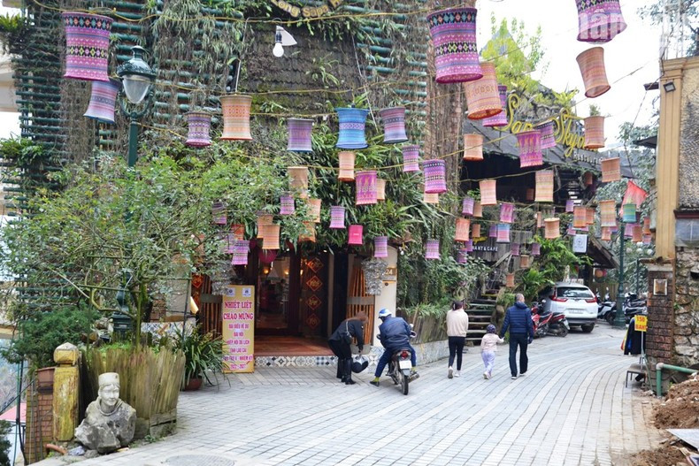 Los hoteles en Sapa están bellamente decorados para recibir a los visitantes durante la fiesta navideña. Los hoteles en Sapa están bellamente decorados para recibir a los visitantes durante la fiesta navideña.