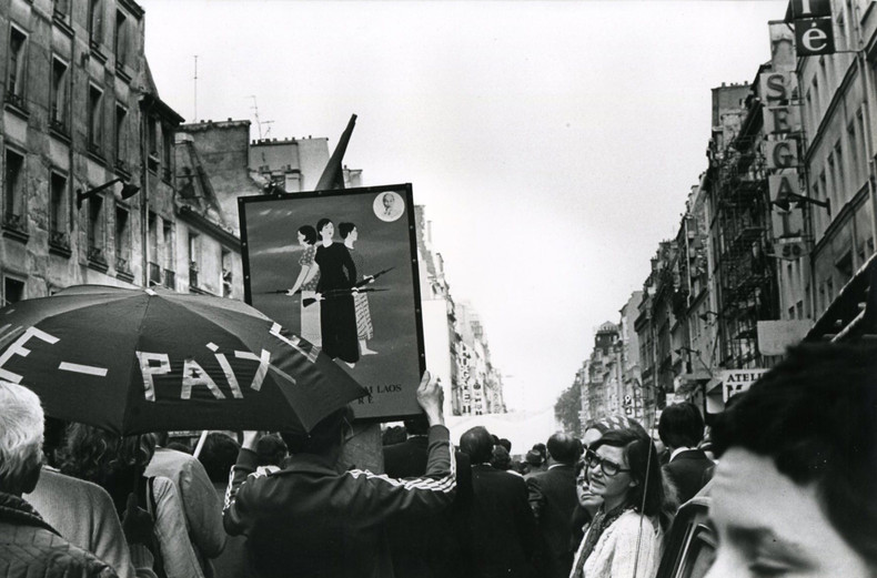Manifestación en la ciudad de Versalles, en las afueras de París, para exigir el fin de la guerra y restaurar la paz en Vietnam, en febrero de 1972.