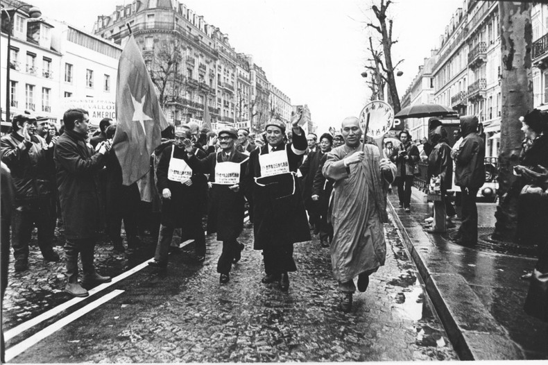 Manifestación del pueblo francés para exigir el fin de la guerra y la restauración de la paz en Vietnam, el 8 de mayo de 1971 en la Plaza de la Bastilla, París.