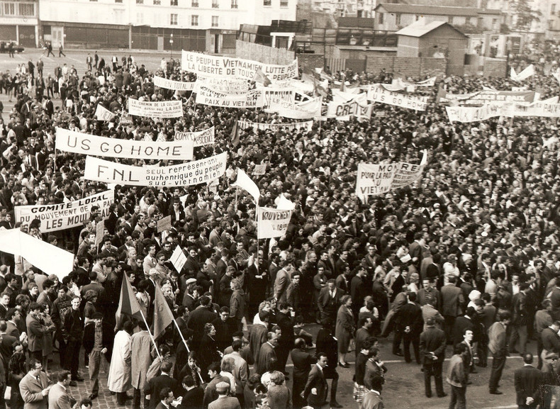 Manifestaciones de todos los estratos sociales franceses contra la guerra y a favor de la paz en Vietnam durante la Conferencia de París de 1972.