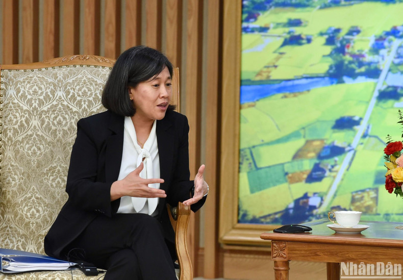 Katherine Tai habla en la reunión.