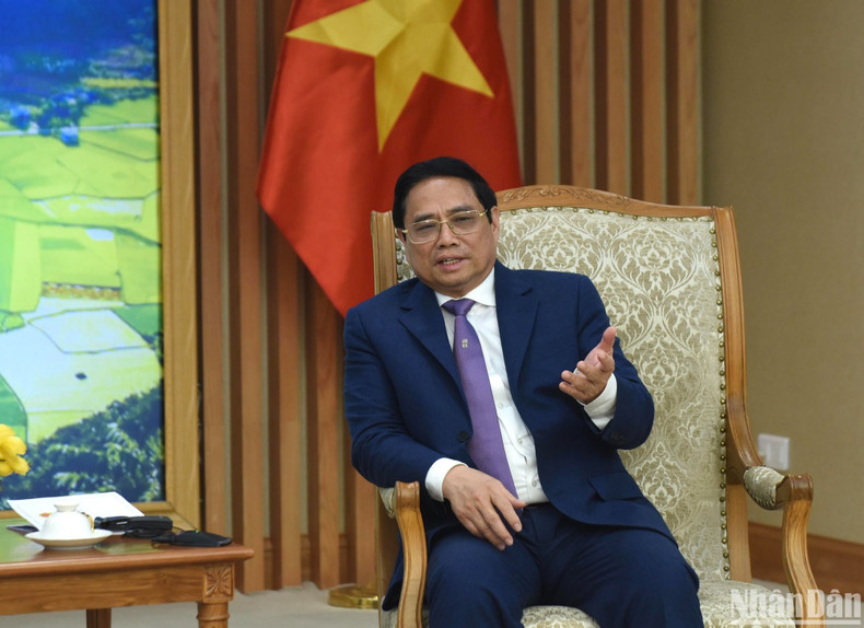 El primer ministro Pham Minh Chinh habla en la reunión.