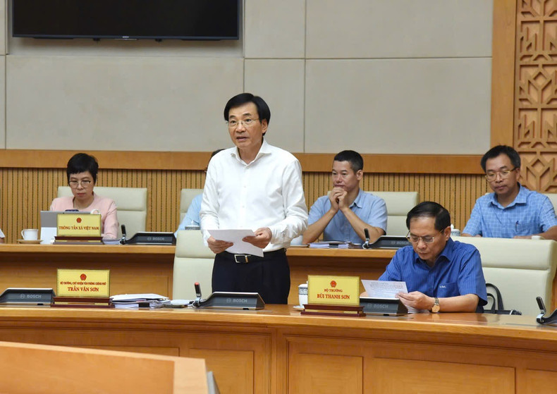 El ministro y jefe de la Oficina del Gobierno, habla en la reunión. El ministro y jefe de la Oficina del Gobierno, habla en la reunión.