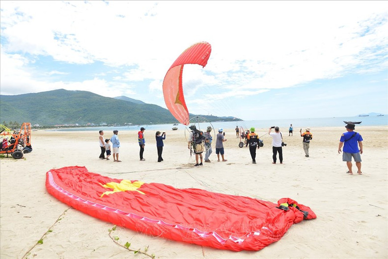 Equipos de parapente motorizado se preparan antes de volar en la playa de Man Thai. (Foto: Revista Ilustrada Vietnam) Equipos de parapente motorizado se preparan antes de volar en la playa de Man Thai. (Foto: Revista Ilustrada Vietnam)