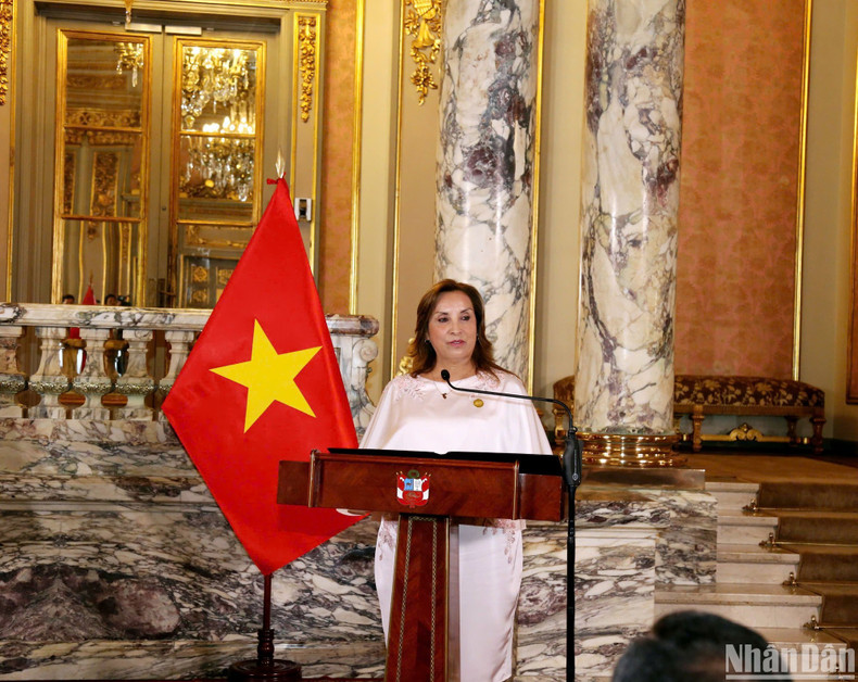 La presidenta peruana, Dina Ercilia Boluarte Zegarra, interviene en el acto. (Foto: VNA)
