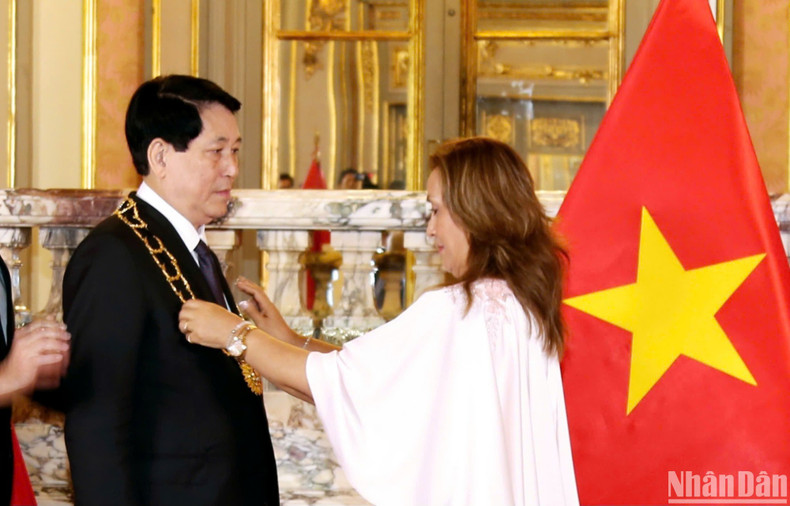 La presidenta peruana, Dina Ercilia Boluarte Zegarra, otorga la Orden El Sol del Perú en el grado de Gran Cruz al presidente vietnamita, Luong Cuong. (Foto: VNA)