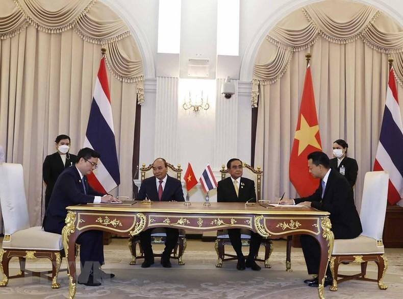 Xuan Phuc y Prayut Chan-o-cha en el acto de firma del Acuerdo entre el Banco de Comercio Exterior de Vietnam (Vietcombank) y el banco de importación y exportación de Tailandia (Eximbank). (Fotografía: VNA)