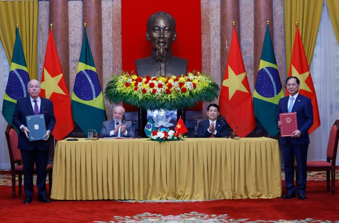 Los presidentes de Vietnam y Brasil presencian la firma y entrega de varios documentos de cooperación bilateral entre ambos países. (Foto: VNA) Los presidentes de Vietnam y Brasil presencian la firma y entrega de varios documentos de cooperación bilateral entre ambos países. (Foto: VNA)