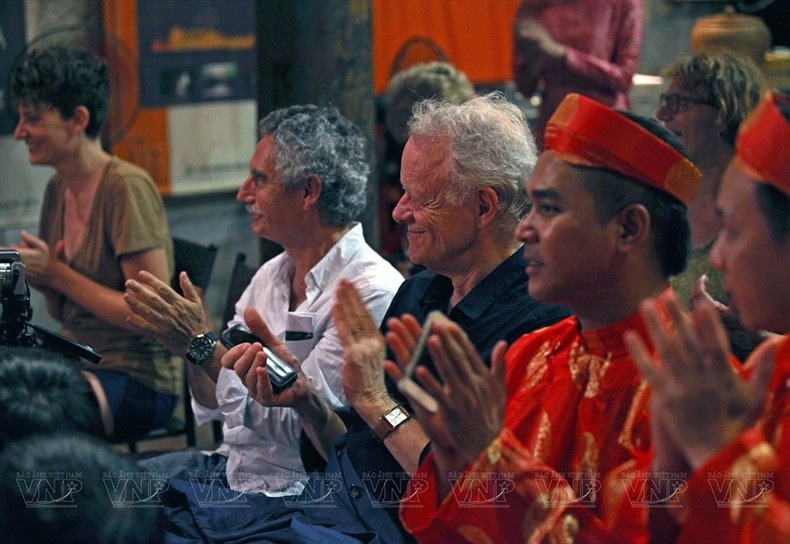 En una actuación, los espectadores perciben no solo el talento y la elegancia, sino también la sensación de lujo y nobleza, al igual que los rituales de las geishas japonesas tradicionales y las representaciones dramáticas de las óperas occidentales (Fuente:VNA) En una actuación, los espectadores perciben no solo el talento y la elegancia, sino también la sensación de lujo y nobleza, al igual que los rituales de las geishas japonesas tradicionales y las representaciones dramáticas de las óperas occidentales (Fuente:VNA)