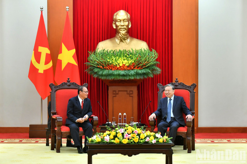 El secretario general del PCV, To Lam, y el general Vilay Lakhamphong, vicepremier y ministro de Seguridad Pública de Laos.