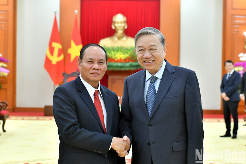 El secretario general del PCV, To Lam (derecha), se reúne con el general Vilay Lakhamphong, vicepremier y ministro de Seguridad Pública de Laos.