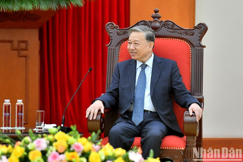 El líder partidista vietnamita habla en el encuentro.