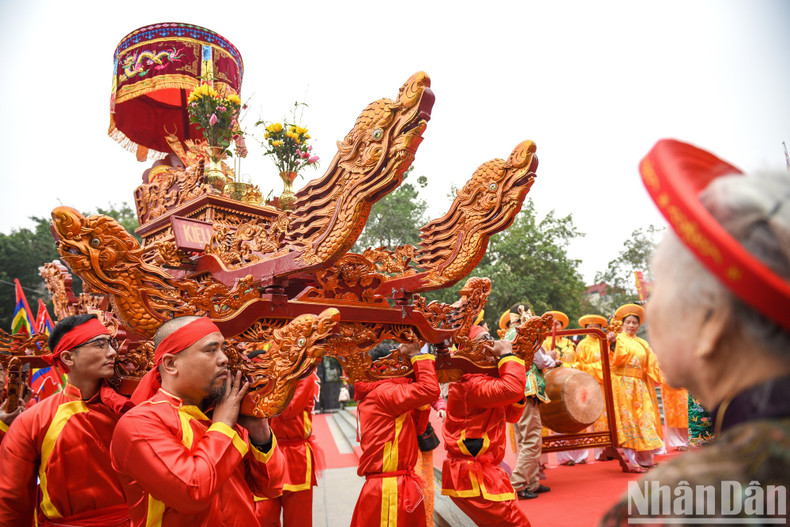 Antes de comenzar las actividades principales, las personas mayores procedentes de las provincias norteñas de Quang Ninh y Nam Dinh, entre otras, realizan los rituales y la procesión relacionados con el festival. Antes de comenzar las actividades principales, las personas mayores procedentes de las provincias norteñas de Quang Ninh y Nam Dinh, entre otras, realizan los rituales y la procesión relacionados con el festival.