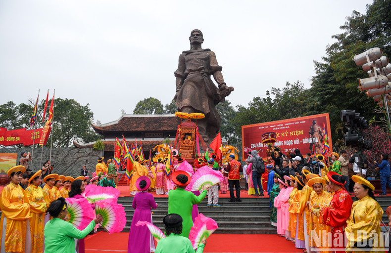 La vida y obra del emperador Quang Trung destacaron por su contribución primordial a la reunificación nacional bajo la dinastía Tay Son, poniendo fin a la guerra civil entre los señores feudales: Trinh en el norte y Nguyen en el sur, que duró dos siglos. La vida y obra del emperador Quang Trung destacaron por su contribución primordial a la reunificación nacional bajo la dinastía Tay Son, poniendo fin a la guerra civil entre los señores feudales: Trinh en el norte y Nguyen en el sur, que duró dos siglos.