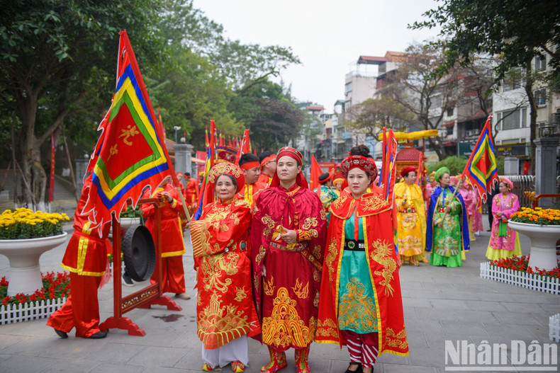 El Festival Montículo de Dong Da 2023 cuenta con novedades, atrayendo a numerosos visitantes. El Festival Montículo de Dong Da 2023 cuenta con novedades, atrayendo a numerosos visitantes.