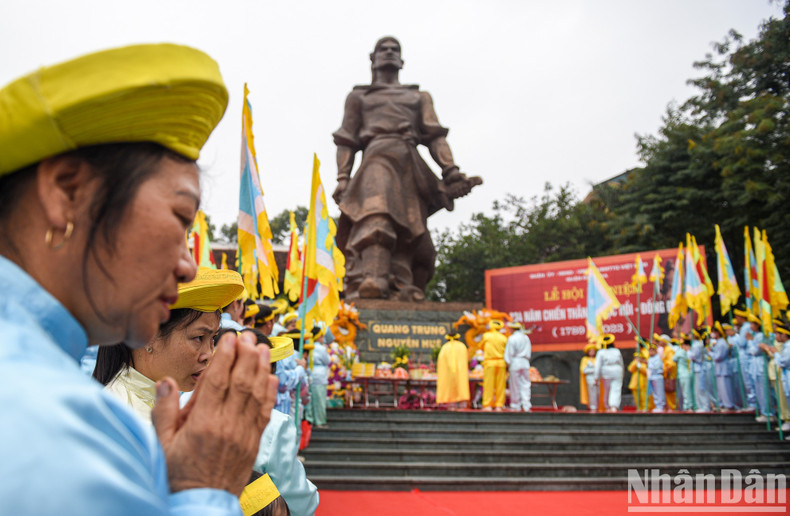 Después del 10 de octubre de 1954, fecha de la liberación de Hanói, el Festival Montículo de Dong Da se convirtió en un día tradicional que se celebra en todo el país. Después del 10 de octubre de 1954, fecha de la liberación de Hanói, el Festival Montículo de Dong Da se convirtió en un día tradicional que se celebra en todo el país.