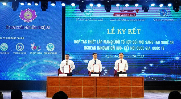 Los líderes del Servicio de Ciencia y Tecnología de la provincia de Nghe An, la Red Innovatino de Vietnam y la Universidad de Vinh firman un acuerdo de cooperación para establecer una red de complejos de innovación de Nghe An.