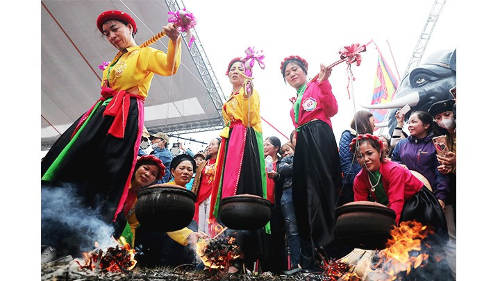 Cada equipo, compuesto por dos personas, se coordinan de manera armoniosa para cocinar el arroz.
