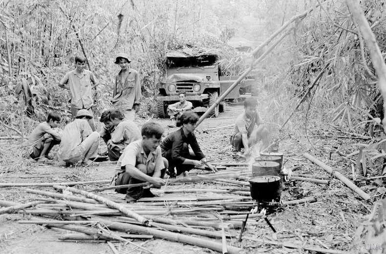 Periodistas de la VNA cocinando arroz durante una misión a través de la cordillera de Truong Son. (Foto: VNA)