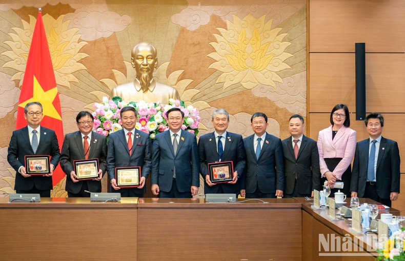 Dinh Hue toma fotos de recuerdo con los delegados.